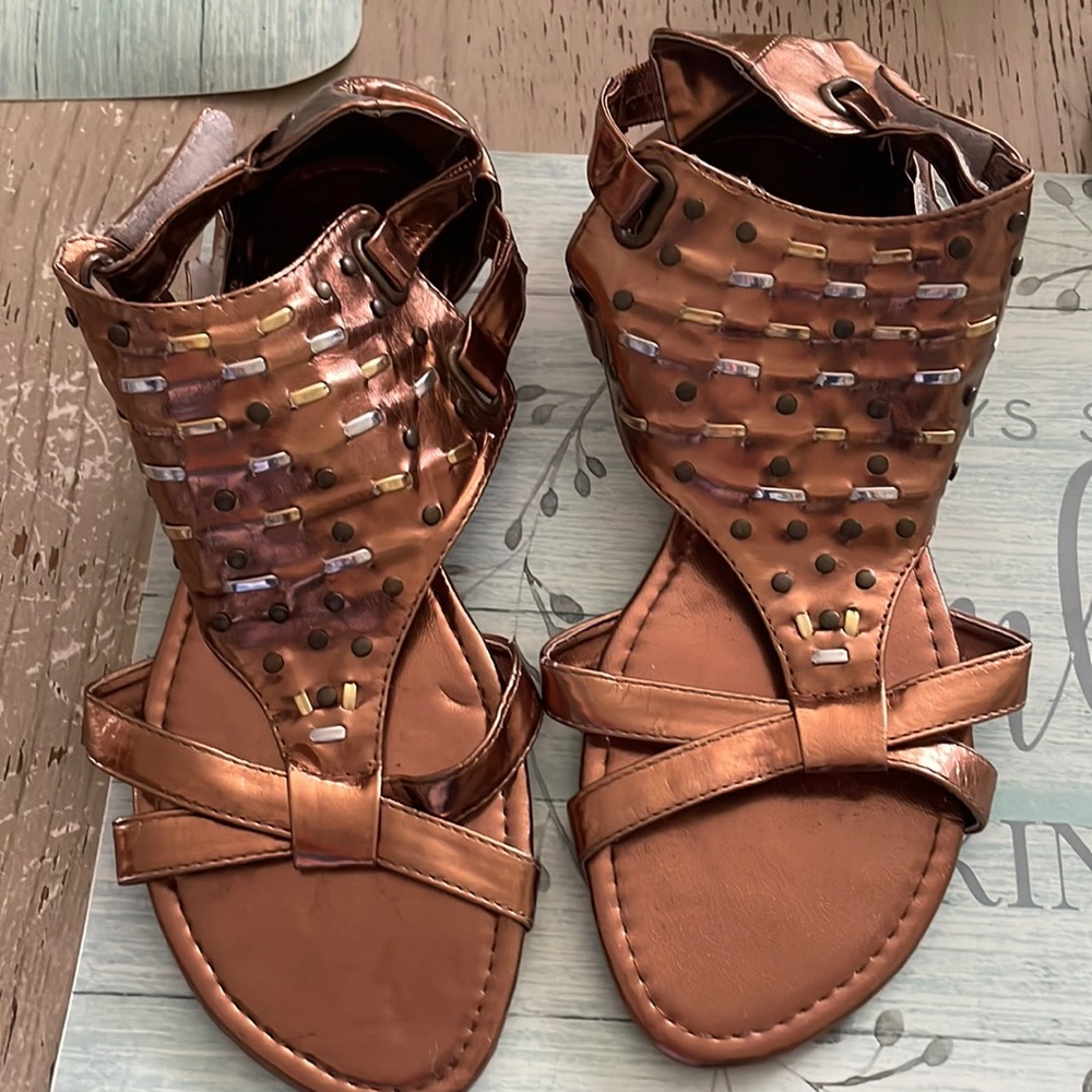 Bronze/tri colored Chatties sandals 7/8M